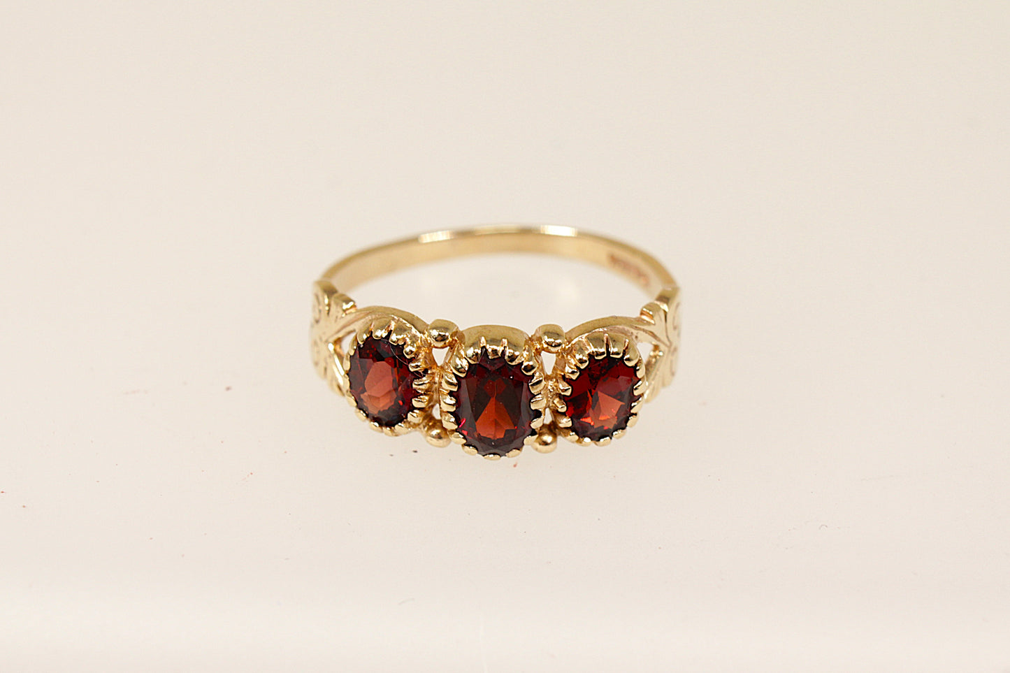 vintage 9ct yellow gold garnet trilogy ring