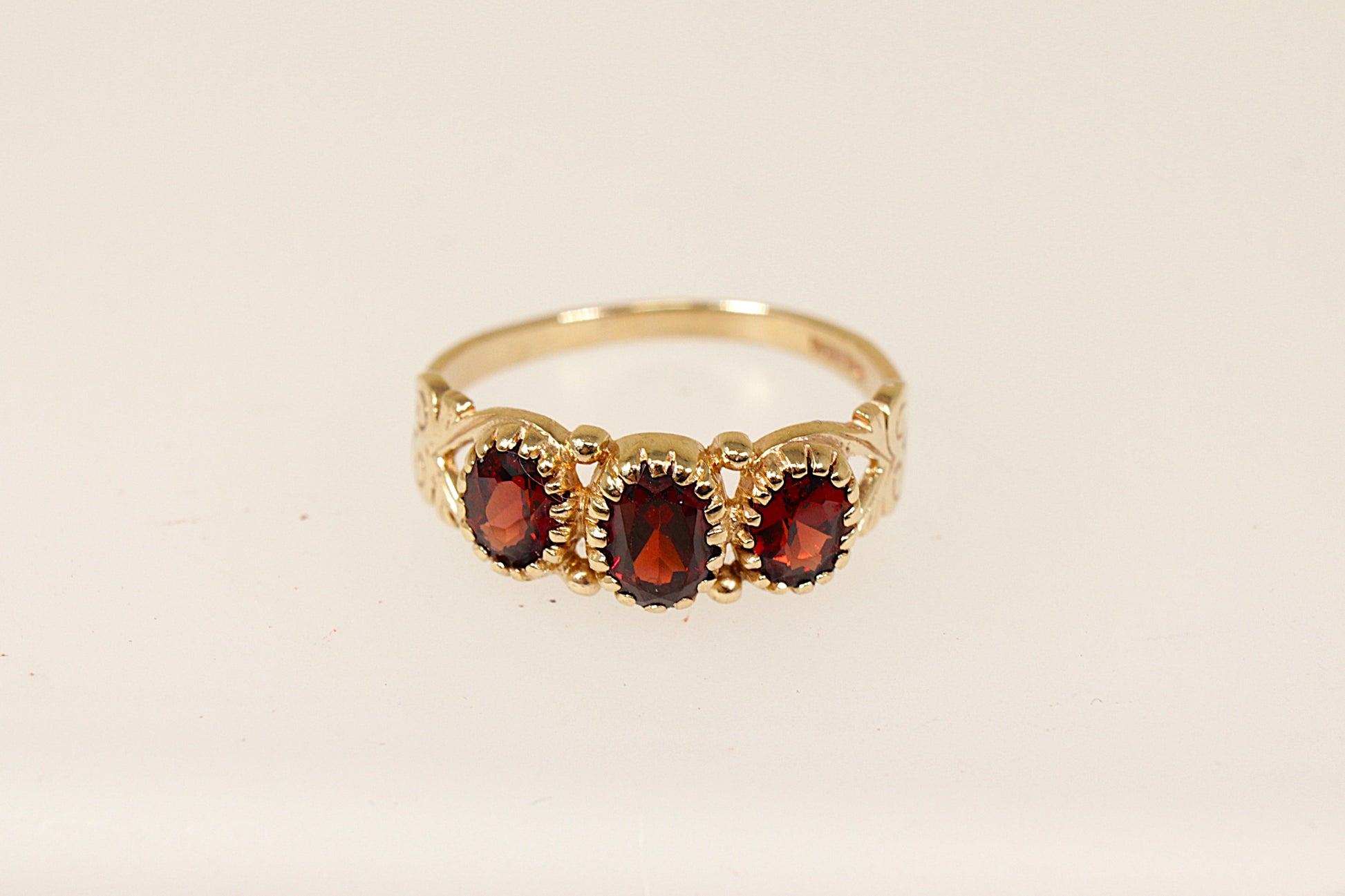vintage 9ct yellow gold garnet trilogy ring
