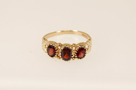 vintage 9ct yellow gold garnet trilogy ring