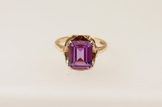 This stunning vintage ring combines both boldness and elegance. Handcrafted in 9ct Gold it showcases a rich purple Amethyst, emerald cut, that gives it a sophisticated and regal look.
The robust 4 claw design has a striking visual impact and the unique boldness of the crown setting elevates it beyond a traditional solitaire style.
It is in excellent condition and has Glasgow hallmarks for 1939, UK finger size N.