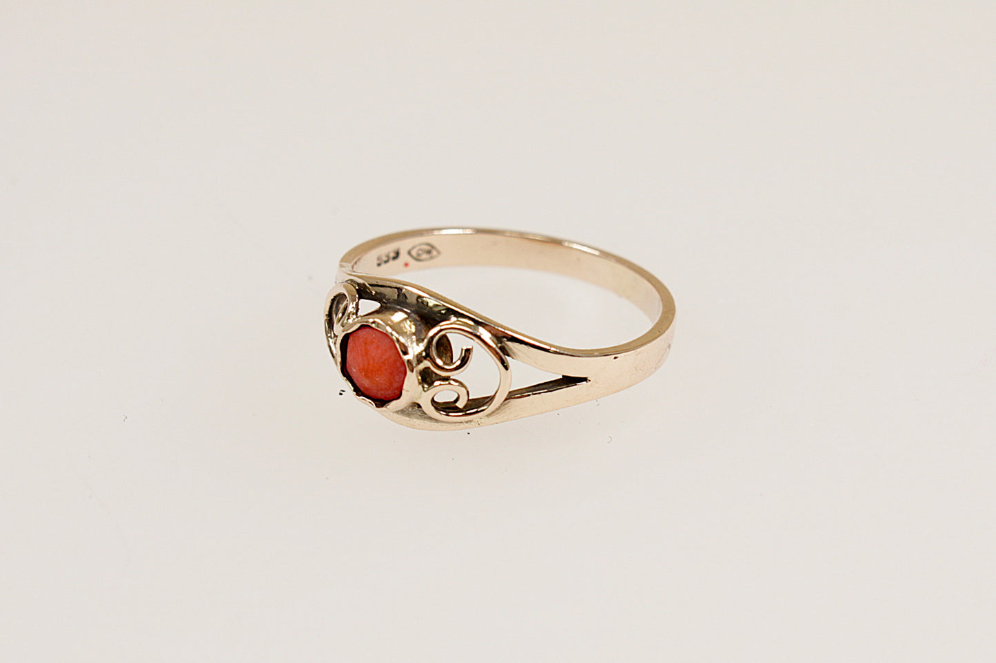 8ct Yellow Gold Coral Ring