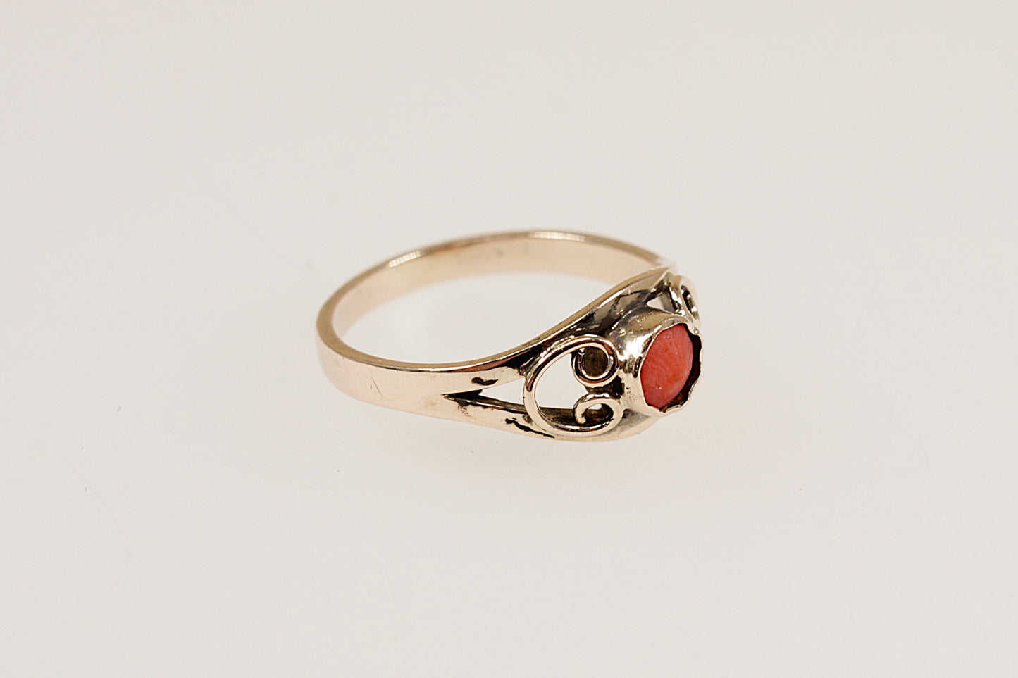 8ct Yellow Gold Coral Ring