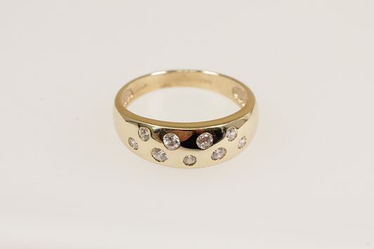 A 9ct yellow gold ring with a series of round-cut white crystals set in two staggered rows on the top.
