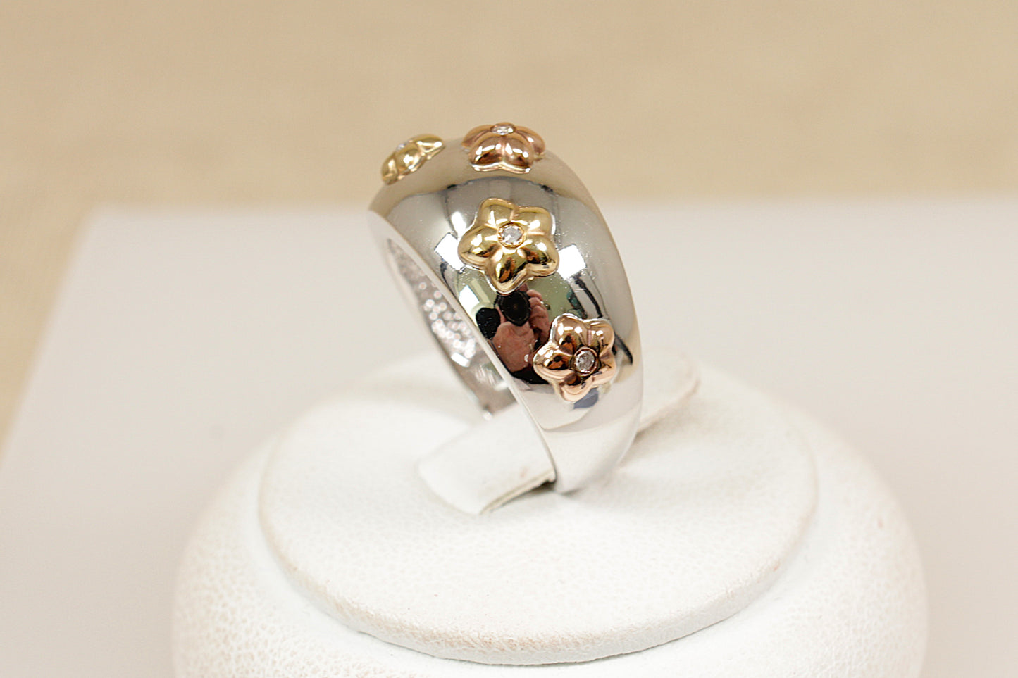 A 9ct White and Yellow Gold Diamond Scatter Ring