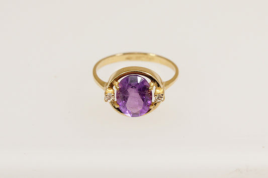 18ct yellow gold amethyst solitaire ring  with two diamonds