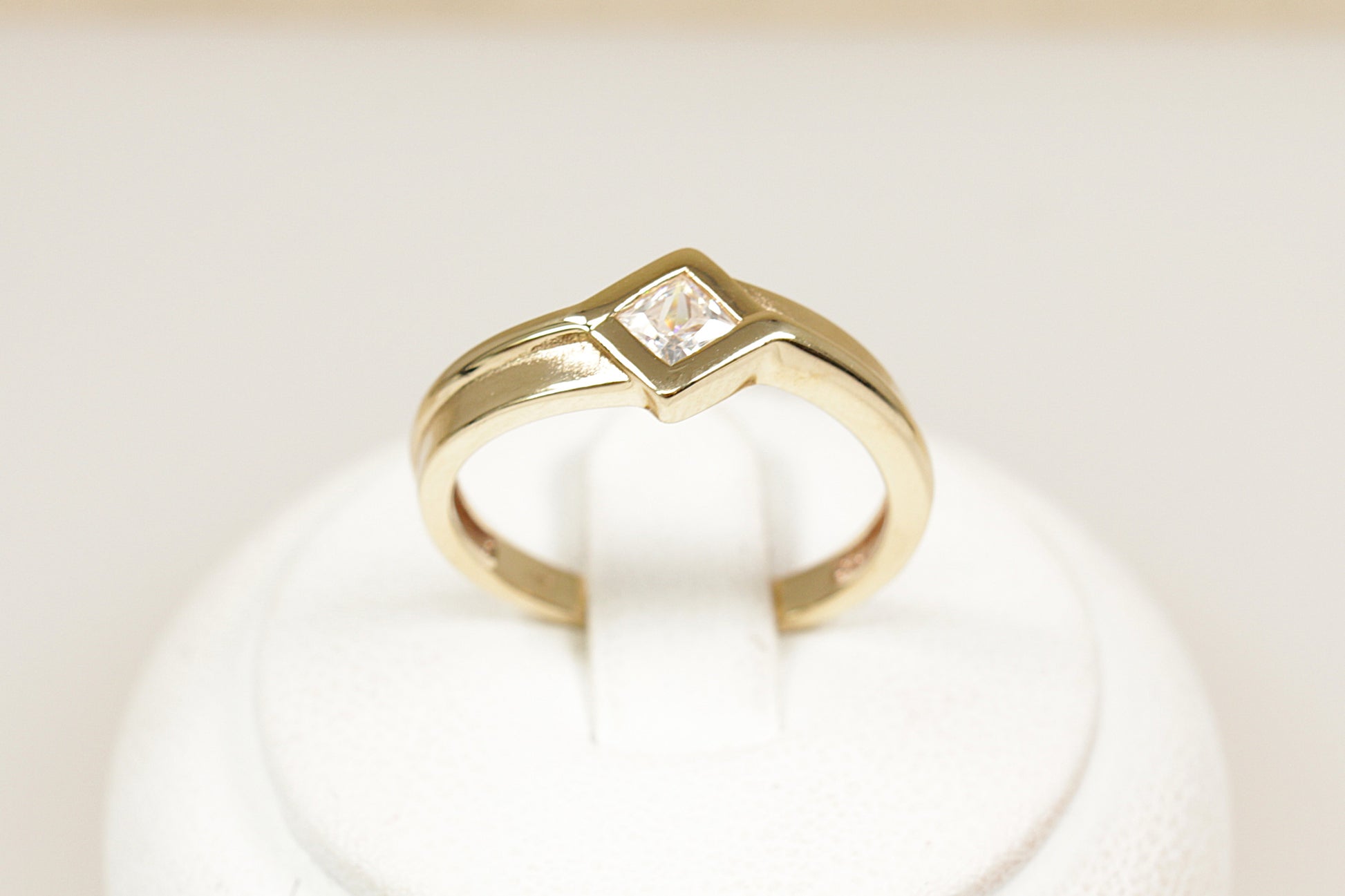 A 9ct yellow gold CZ Cubic Zirconia crystal solitaire ring, the ring has Sheffield hallmarks and is a UK finger size N.