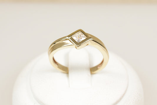 A 9ct yellow gold CZ Cubic Zirconia crystal solitaire ring, the ring has Sheffield hallmarks and is a UK finger size N.