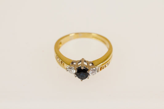 18ct yellow gold sappire and diamond ring.