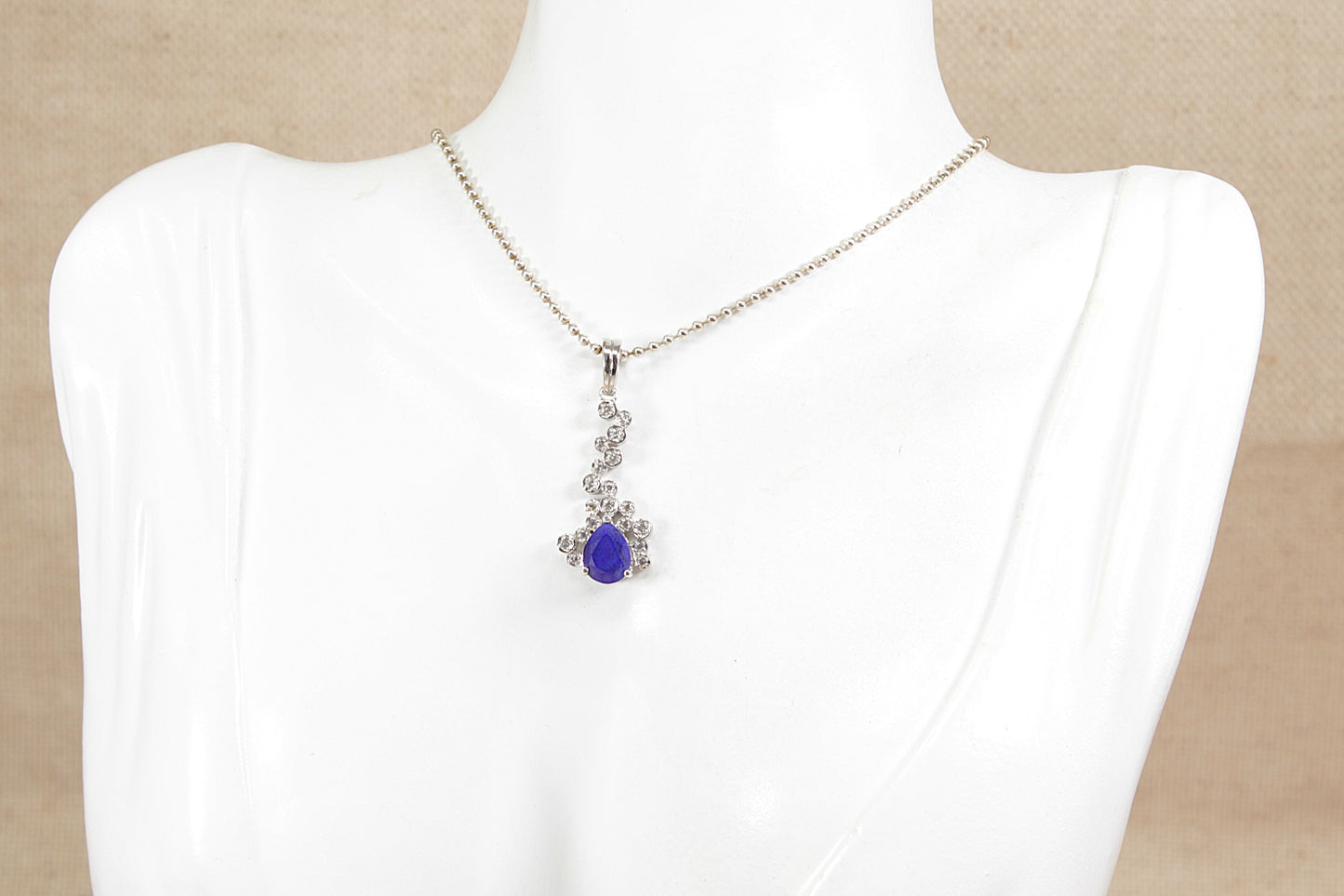 Collana con ciondolo in argento, lapislazzuli e quarzo bianco