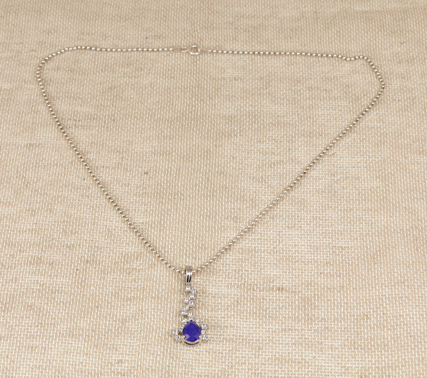 Collana con ciondolo in argento, lapislazzuli e quarzo bianco