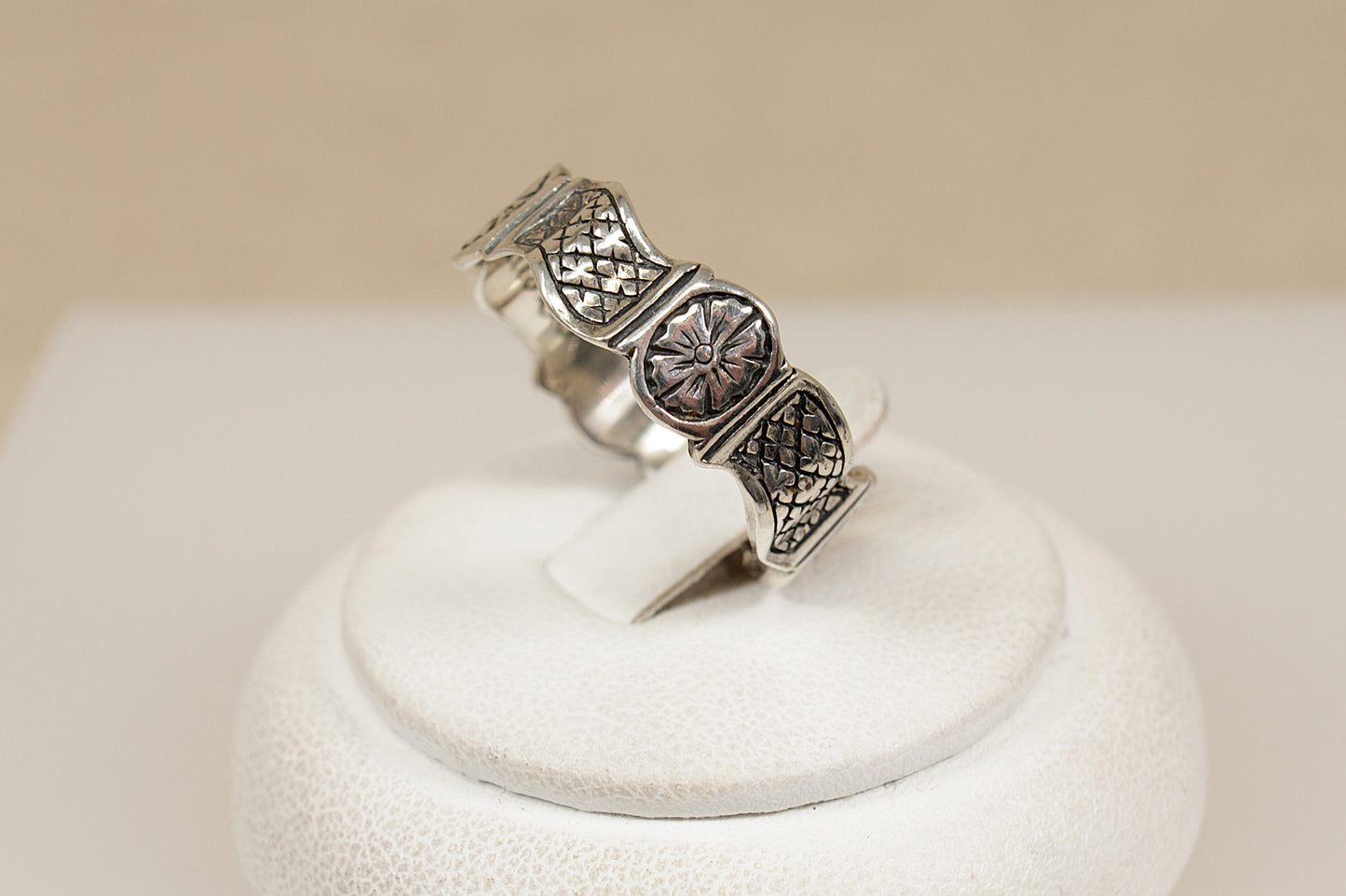 Silver Decorative Posy Ring with French Love Inscription