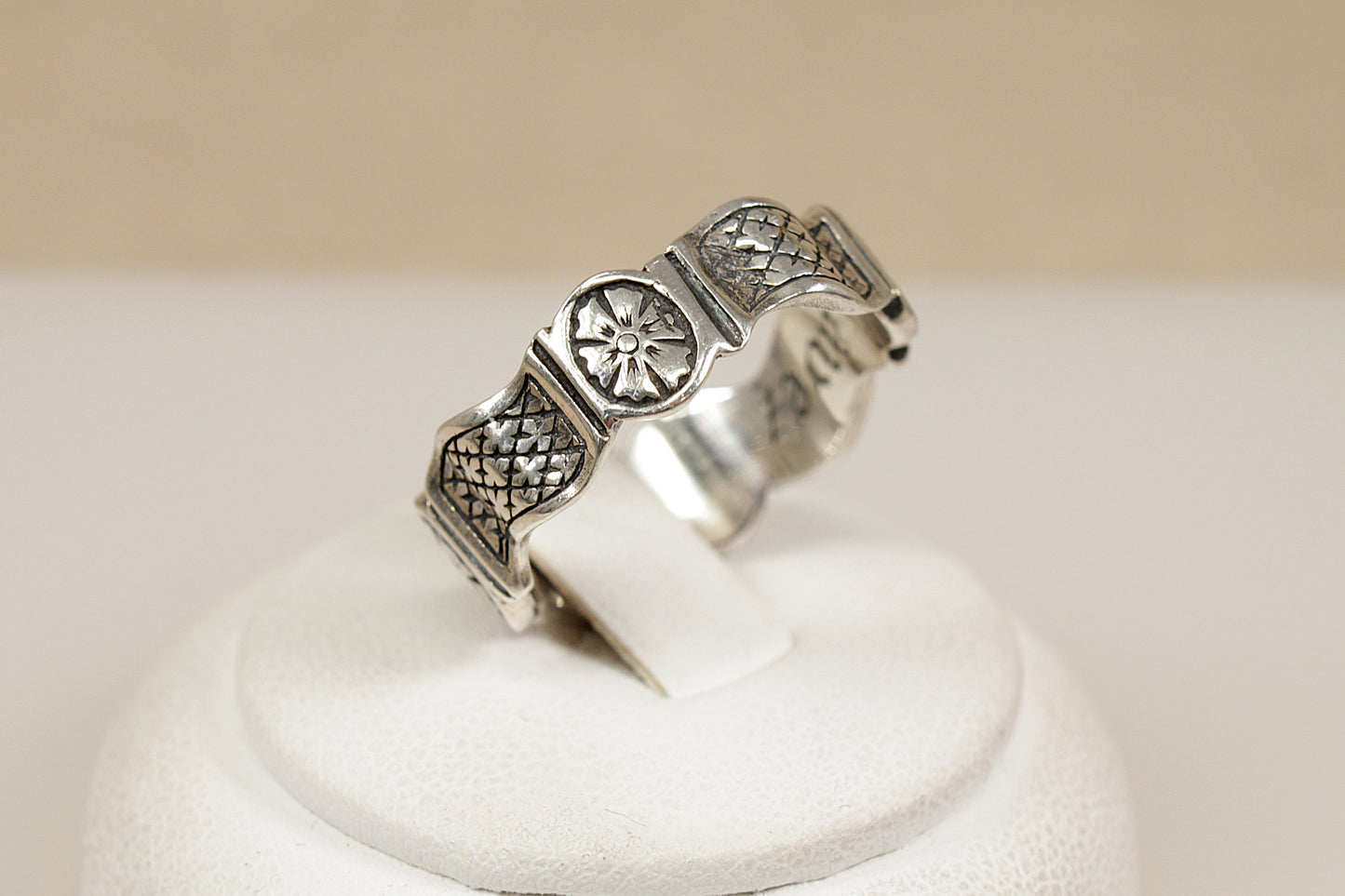 Silver Decorative Posy Ring with French Love Inscription