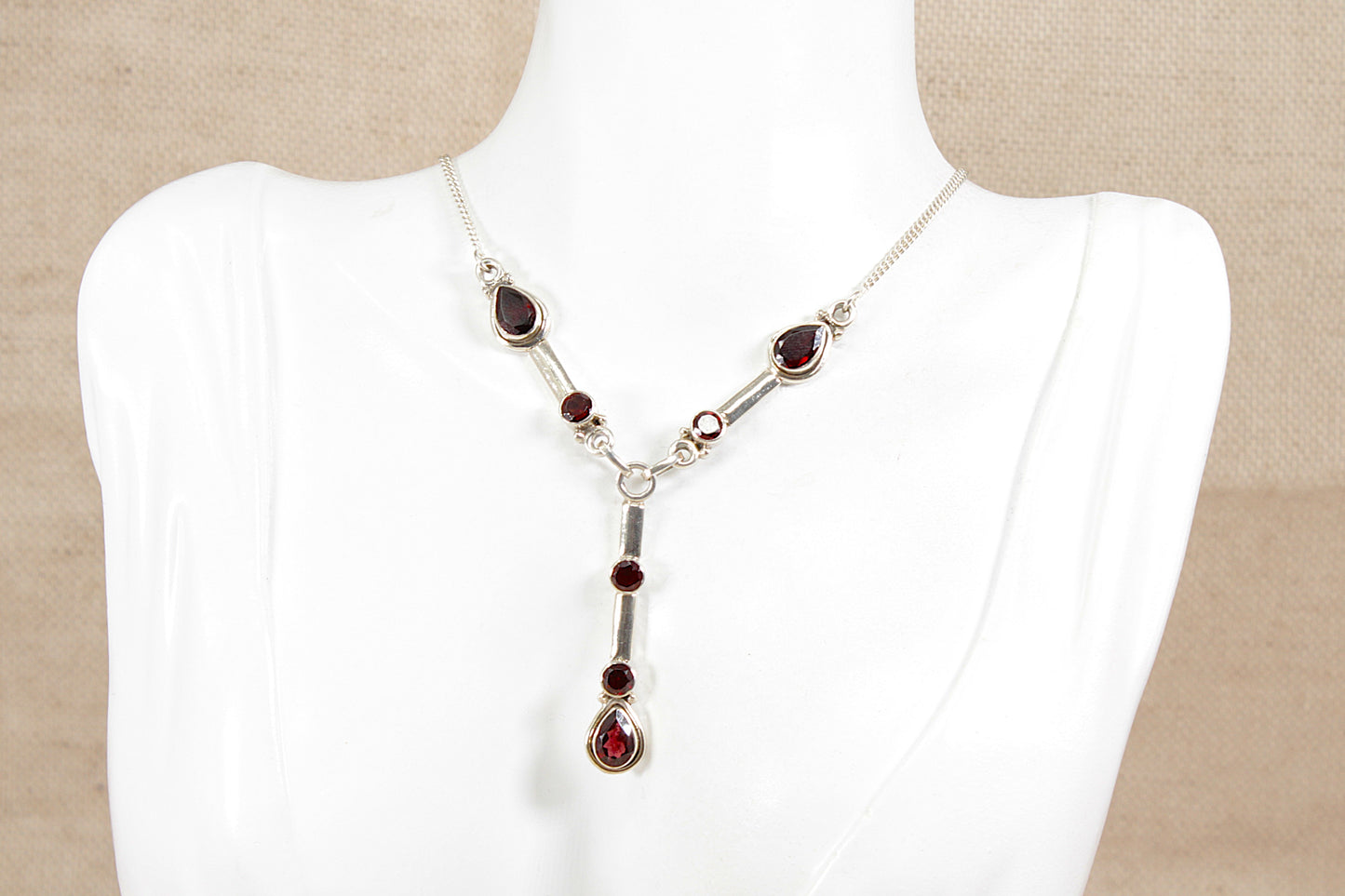 Una collana vistosa in argento e granato