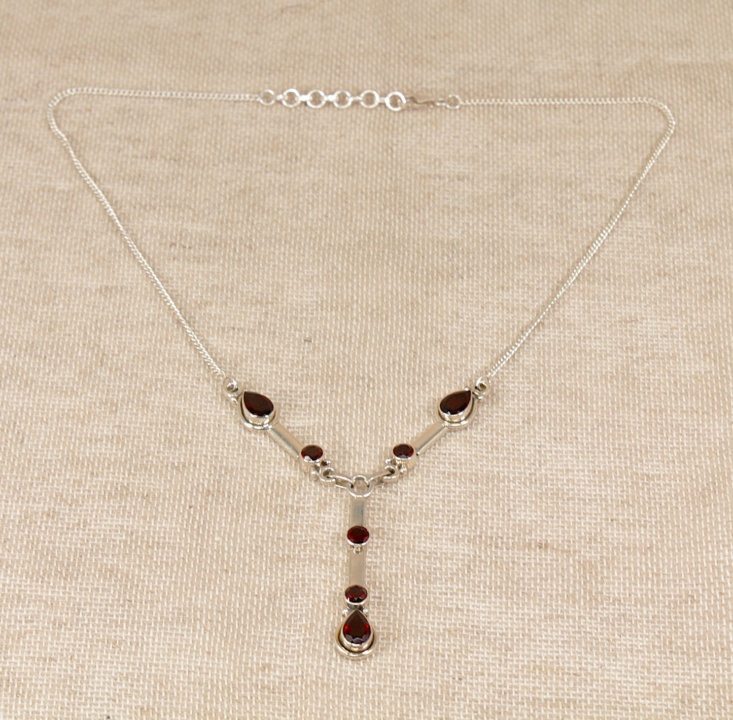 Una collana vistosa in argento e granato