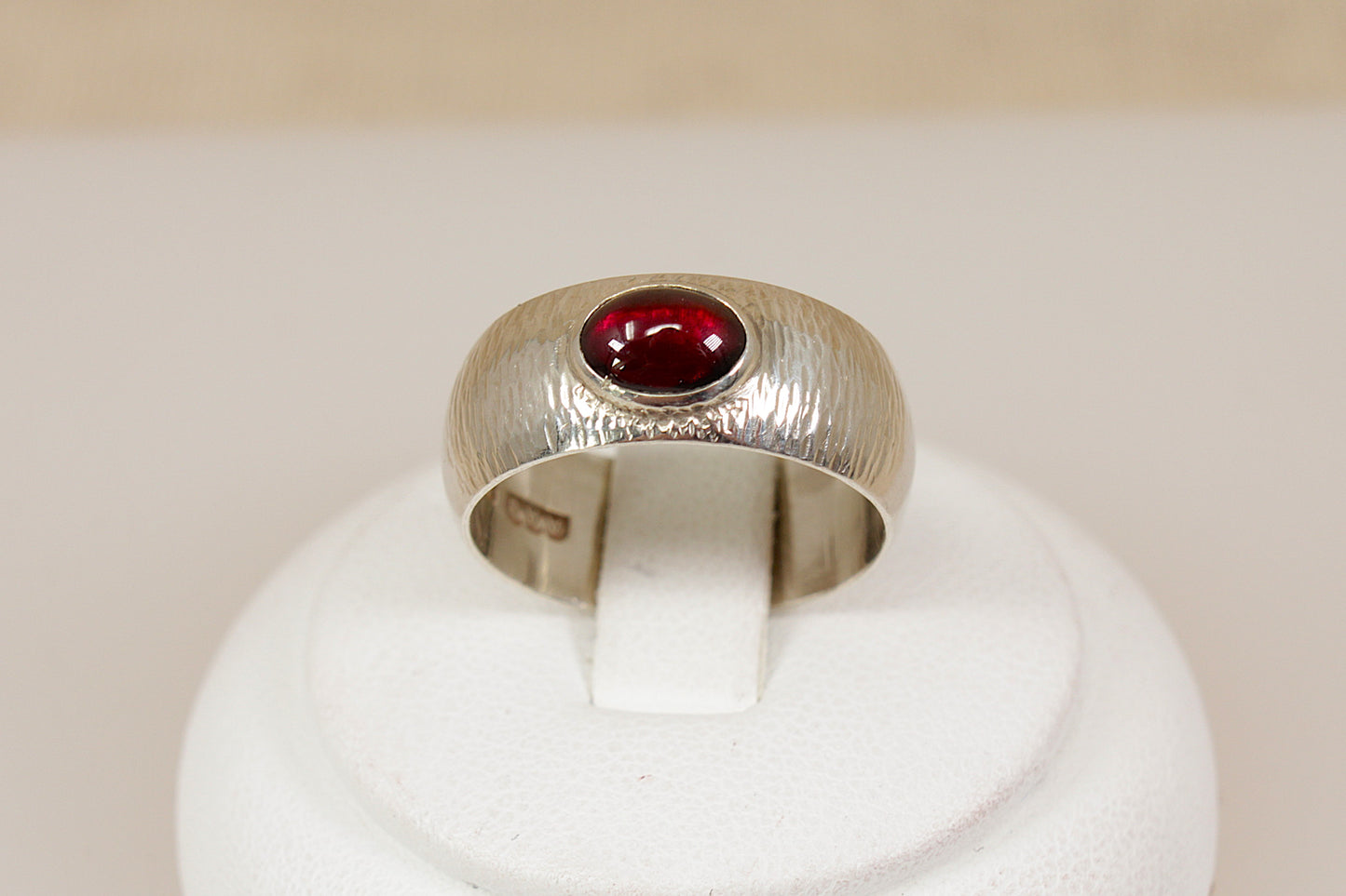 Anello vintage in argento con granato e fascia effetto corteccia