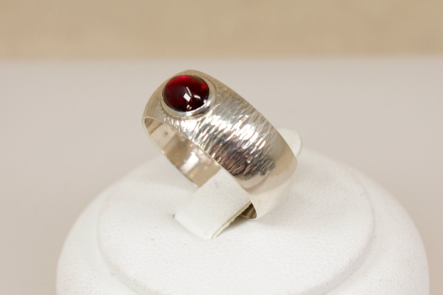 Anello vintage in argento con granato e fascia effetto corteccia