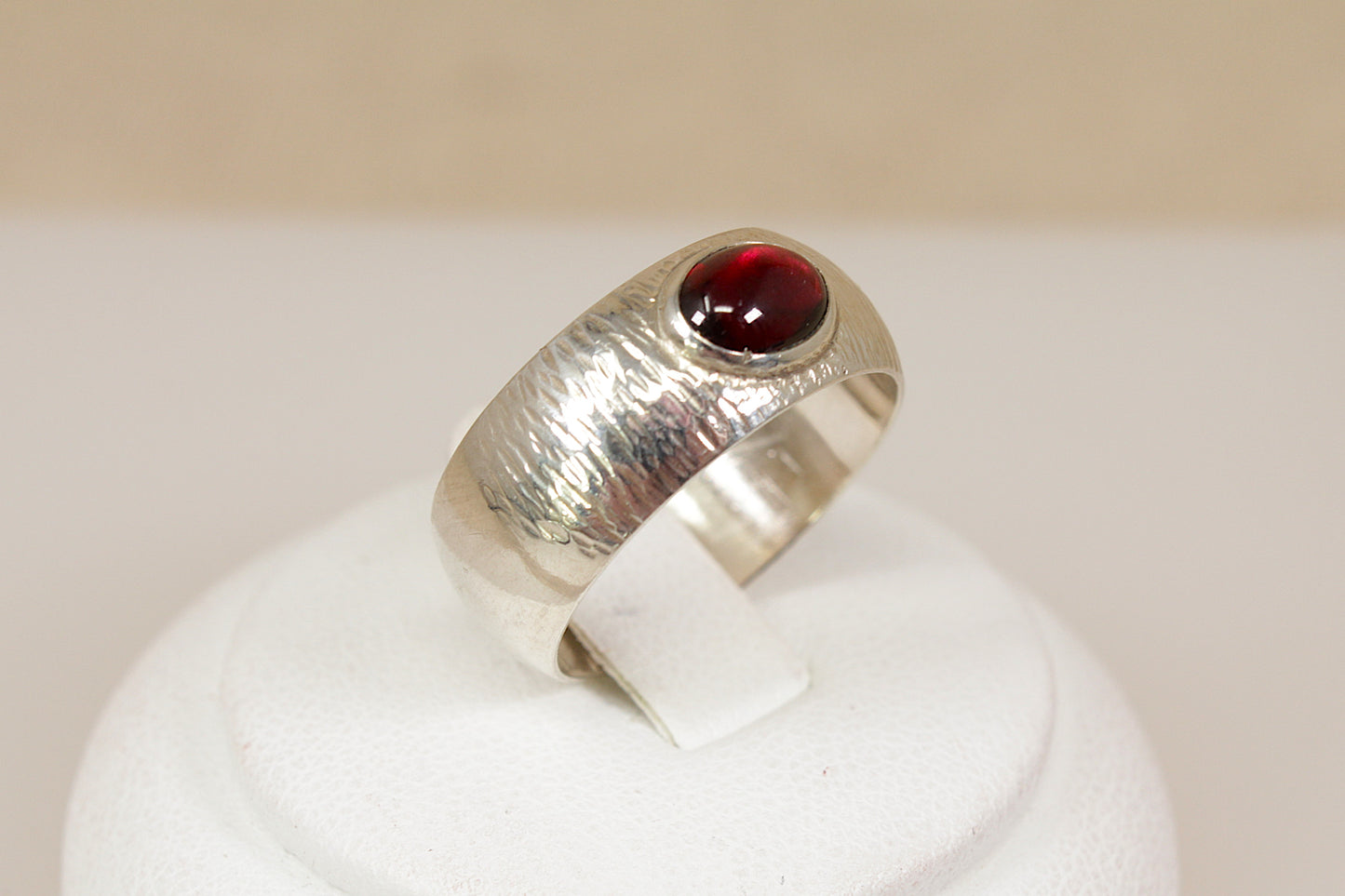 Anello vintage in argento con granato e fascia effetto corteccia