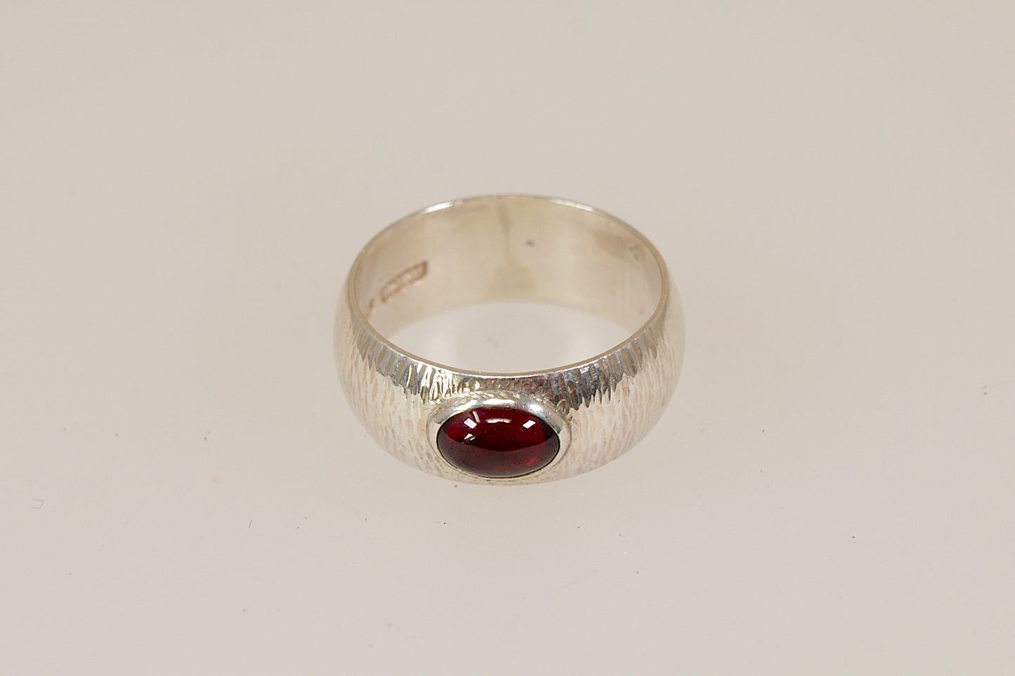 Anello vintage in argento con granato e fascia effetto corteccia