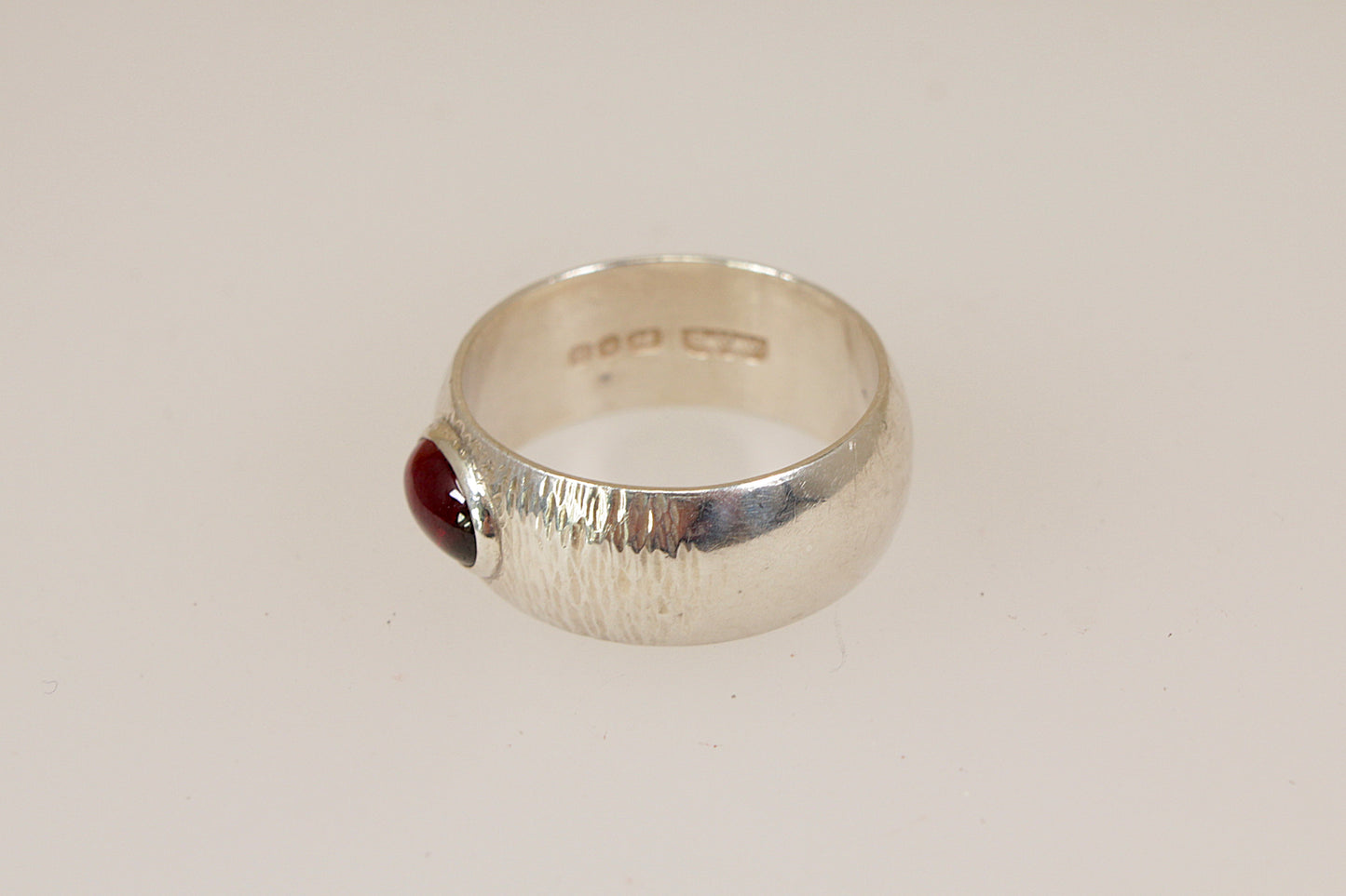 Anello vintage in argento con granato e fascia effetto corteccia