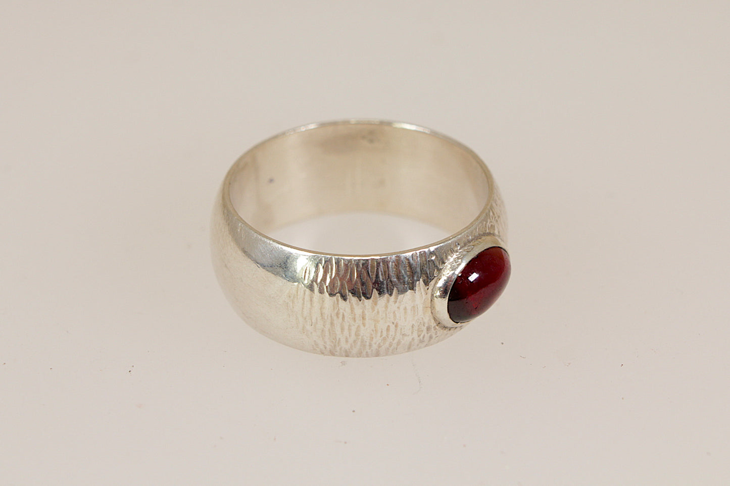 Anello vintage in argento con granato e fascia effetto corteccia
