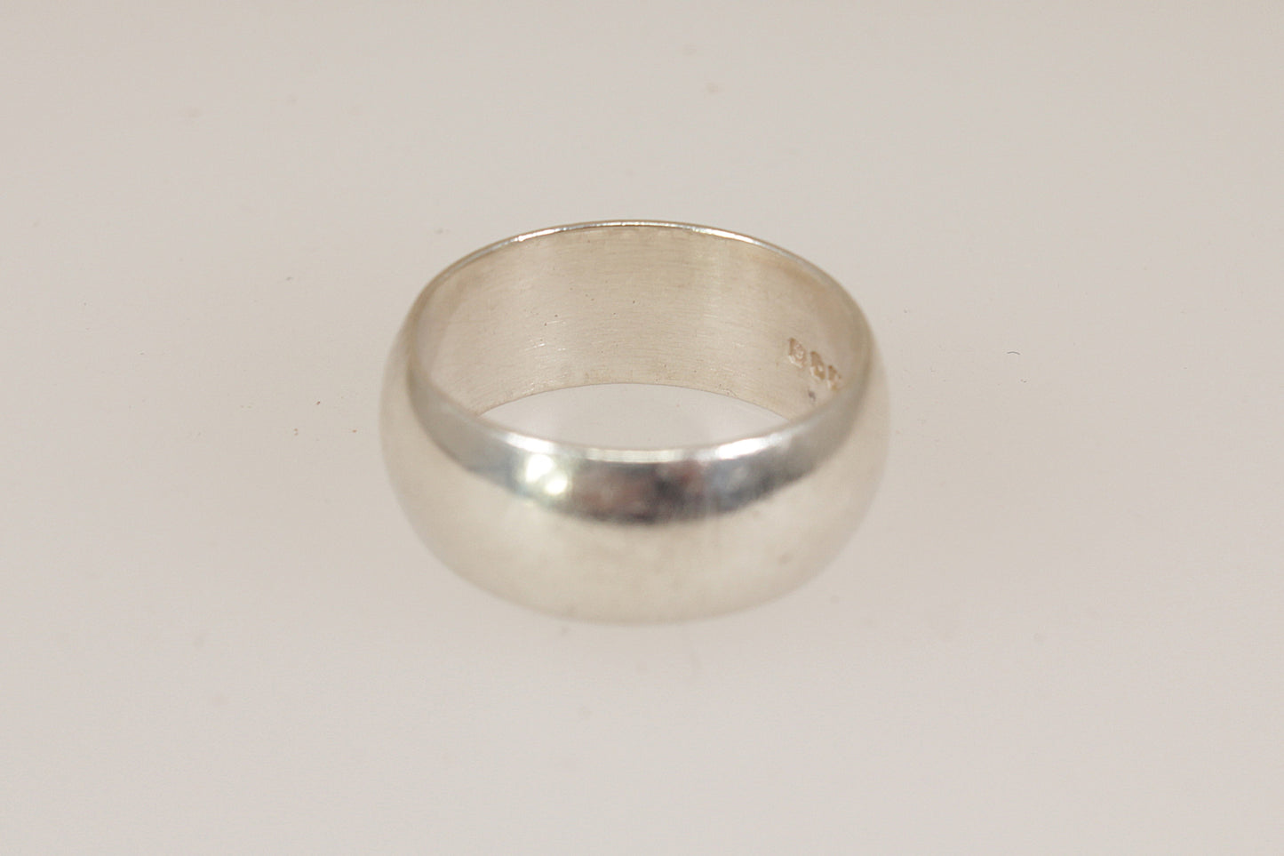 Anello vintage in argento con granato e fascia effetto corteccia