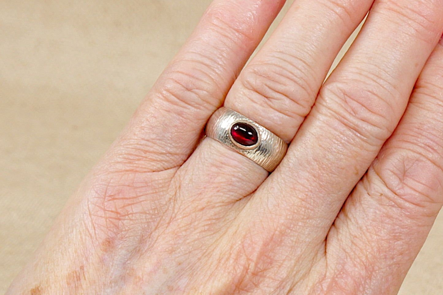 Anello vintage in argento con granato e fascia effetto corteccia
