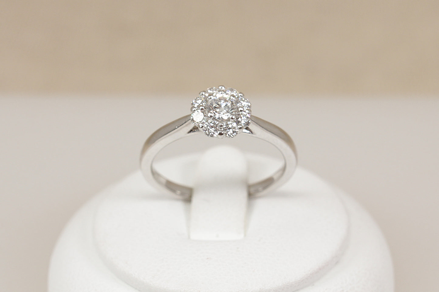Stunning 18ct White Gold Diamond Daisy Cluster Ring – Certified Centre Diamond