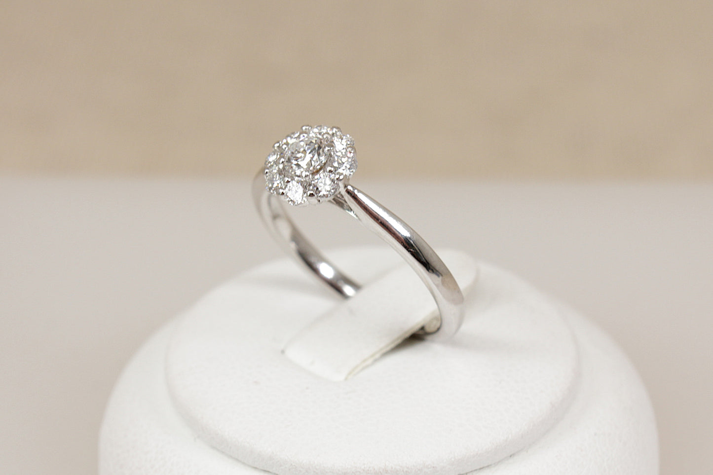Stunning 18ct White Gold Diamond Daisy Cluster Ring – Certified Centre Diamond