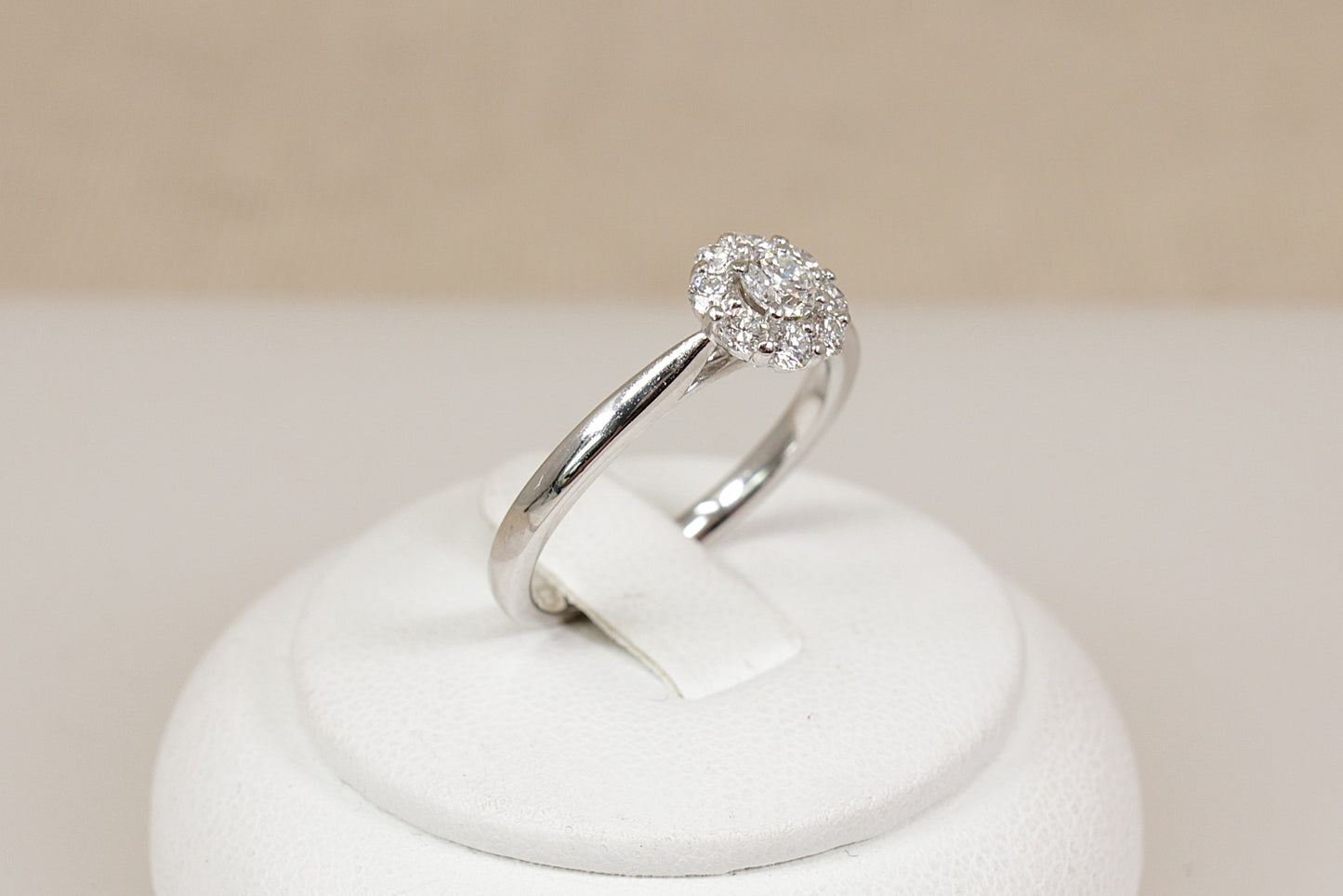 Stunning 18ct White Gold Diamond Daisy Cluster Ring – Certified Centre Diamond