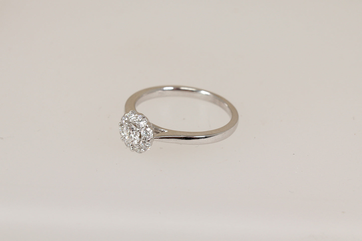 Stunning 18ct White Gold Diamond Daisy Cluster Ring – Certified Centre Diamond