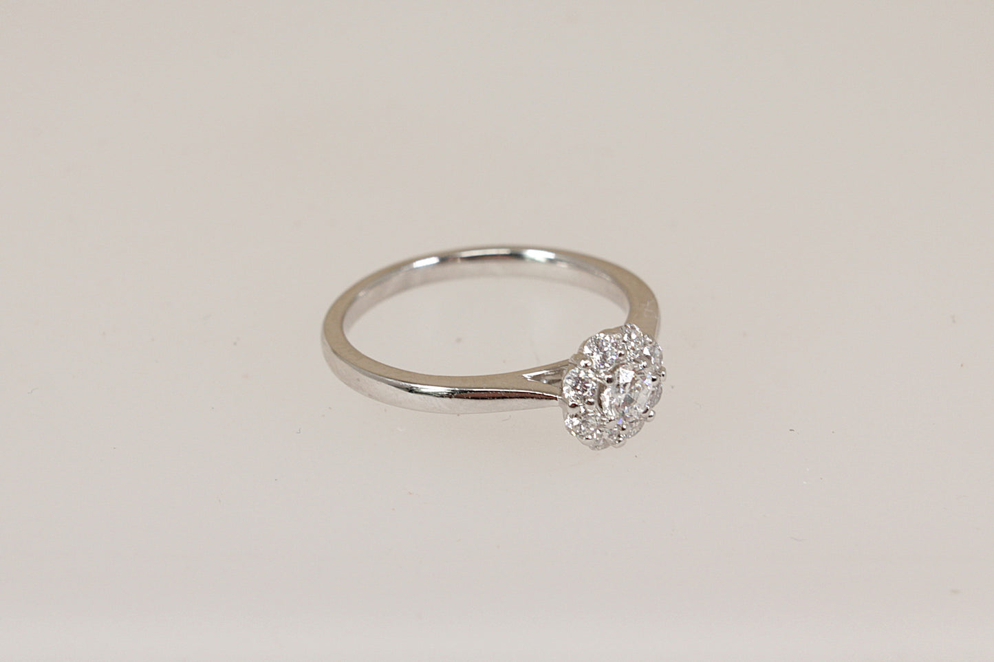 Stunning 18ct White Gold Diamond Daisy Cluster Ring – Certified Centre Diamond