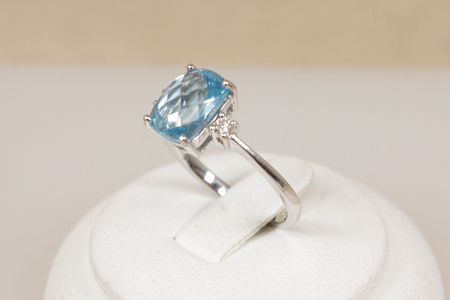 18ct White Gold Blue Topaz & Diamond Ring