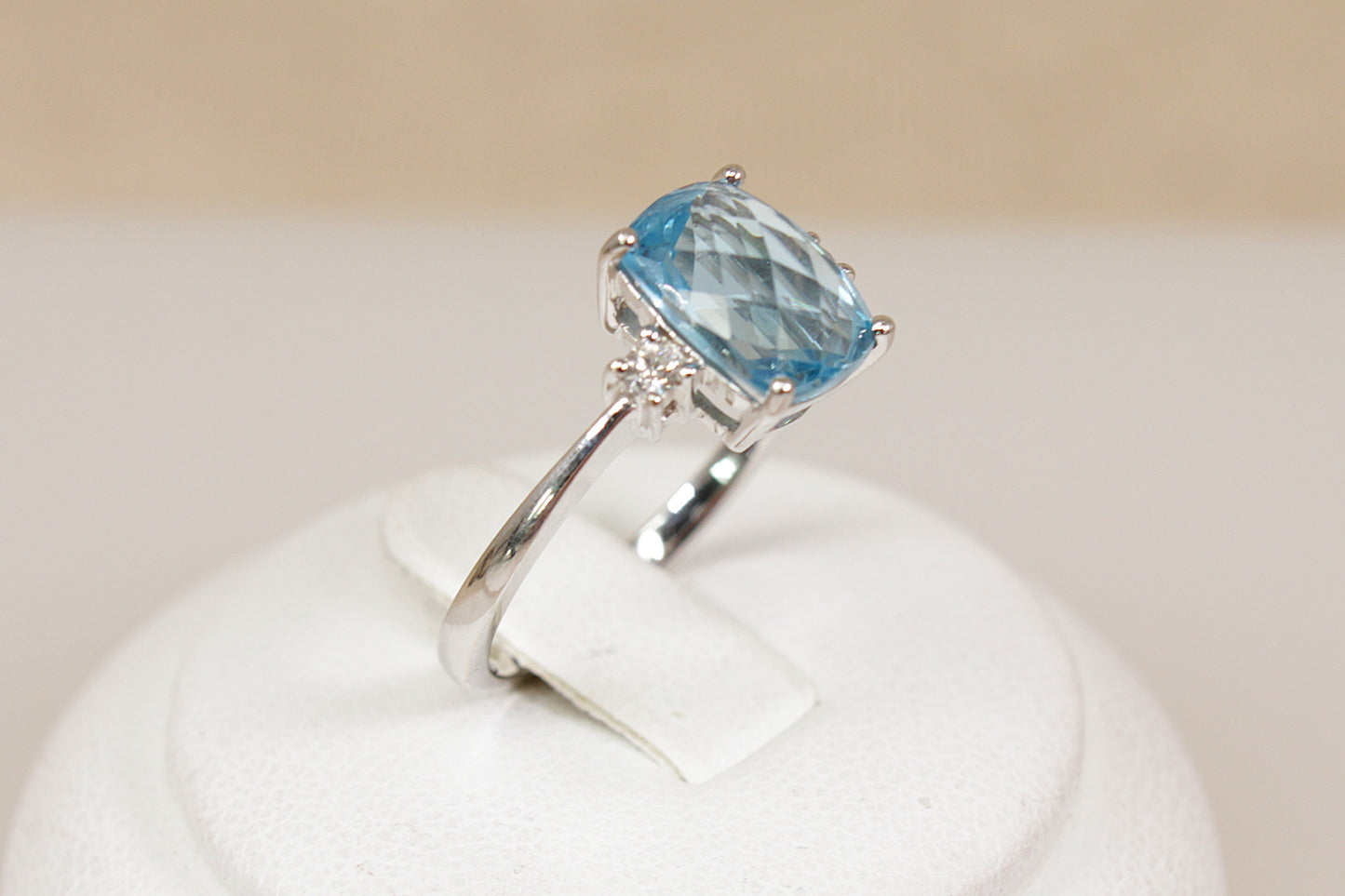 18ct White Gold Blue Topaz & Diamond Ring