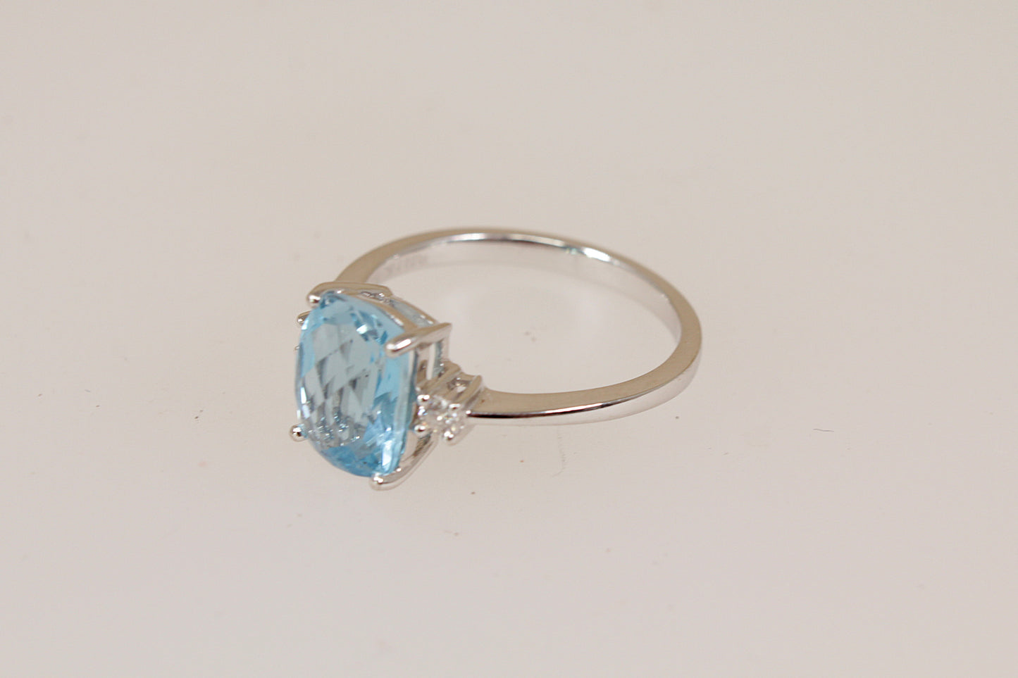 18ct White Gold Blue Topaz & Diamond Ring