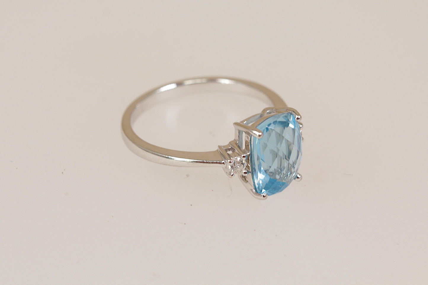 18ct White Gold Blue Topaz & Diamond Ring