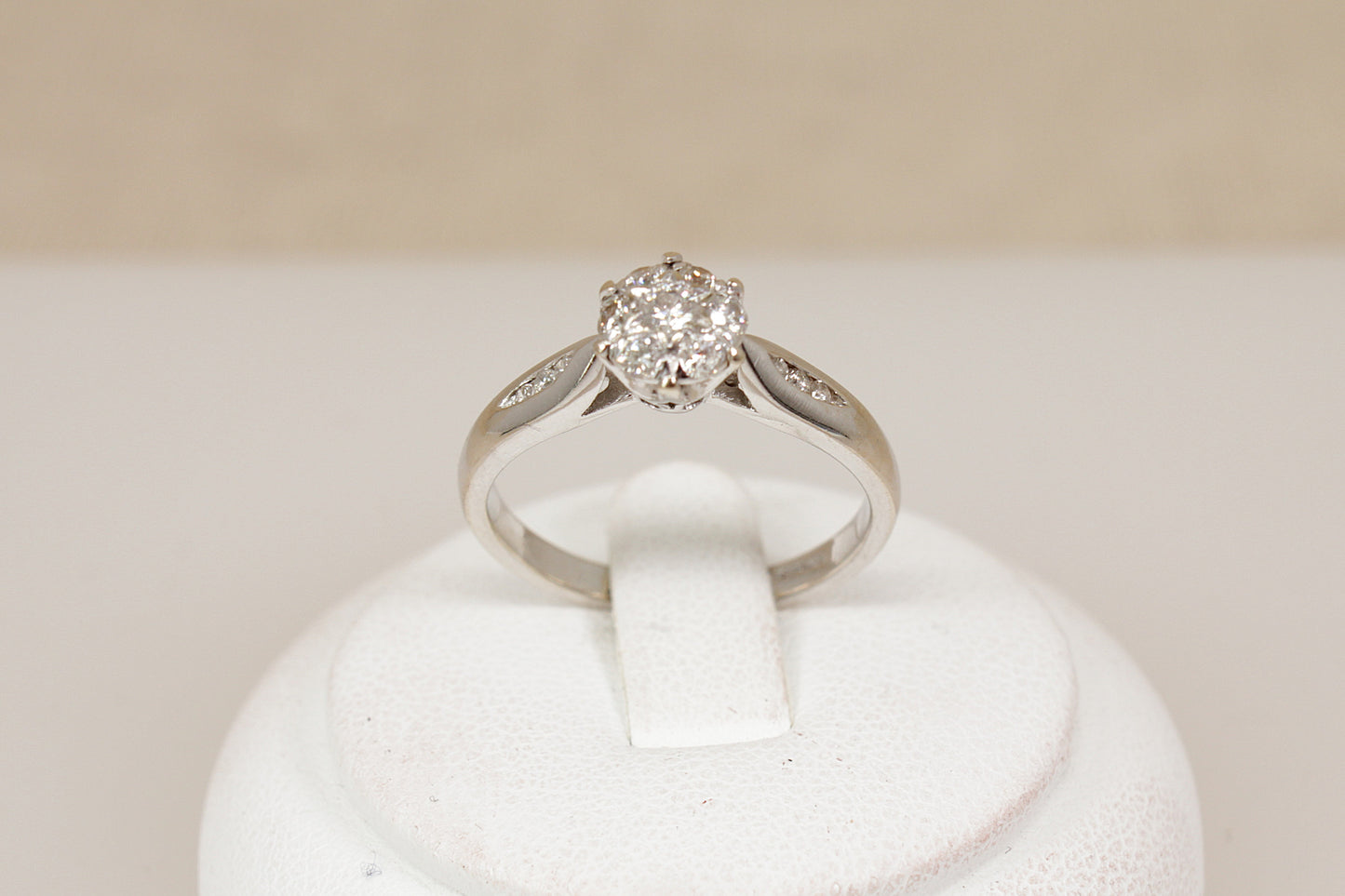 Superb 18ct White Gold Diamond Cluster Ring