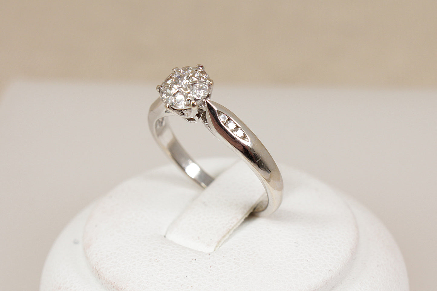 Superb 18ct White Gold Diamond Cluster Ring