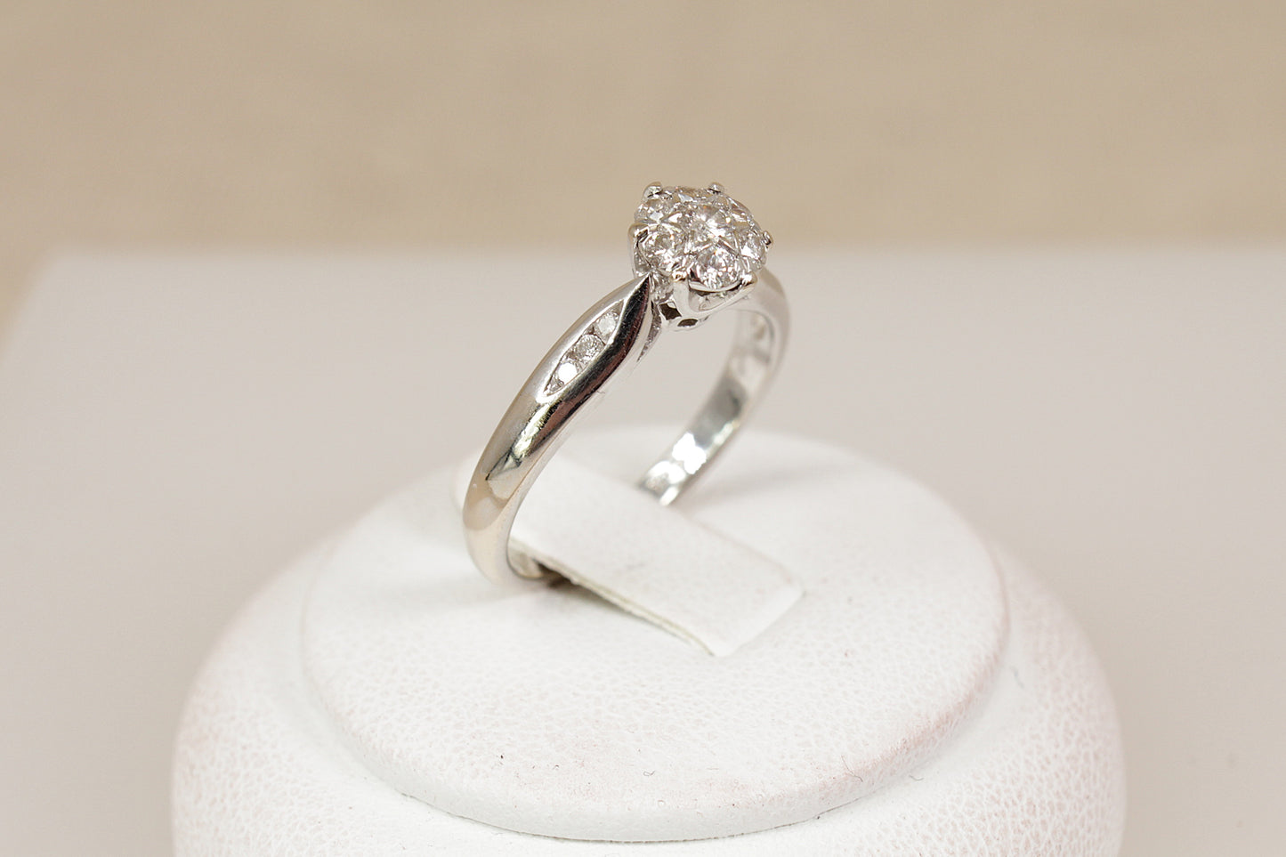 Superb 18ct White Gold Diamond Cluster Ring
