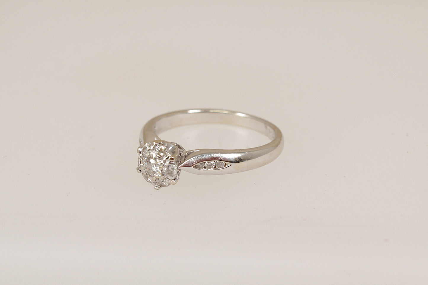 Superb 18ct White Gold Diamond Cluster Ring
