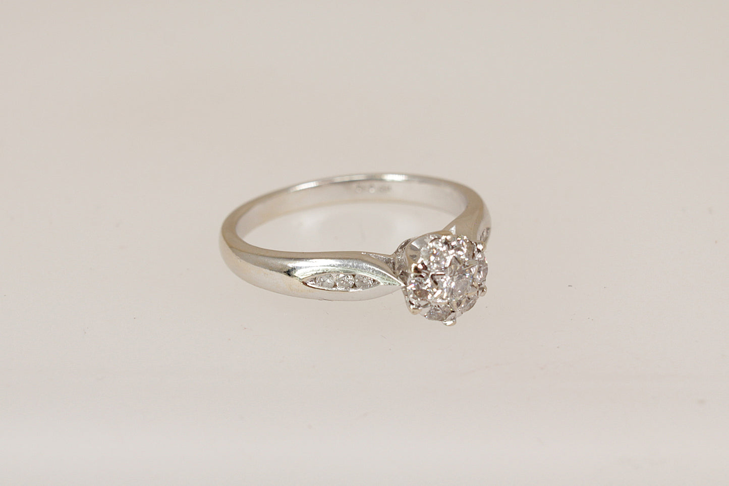 Superb 18ct White Gold Diamond Cluster Ring