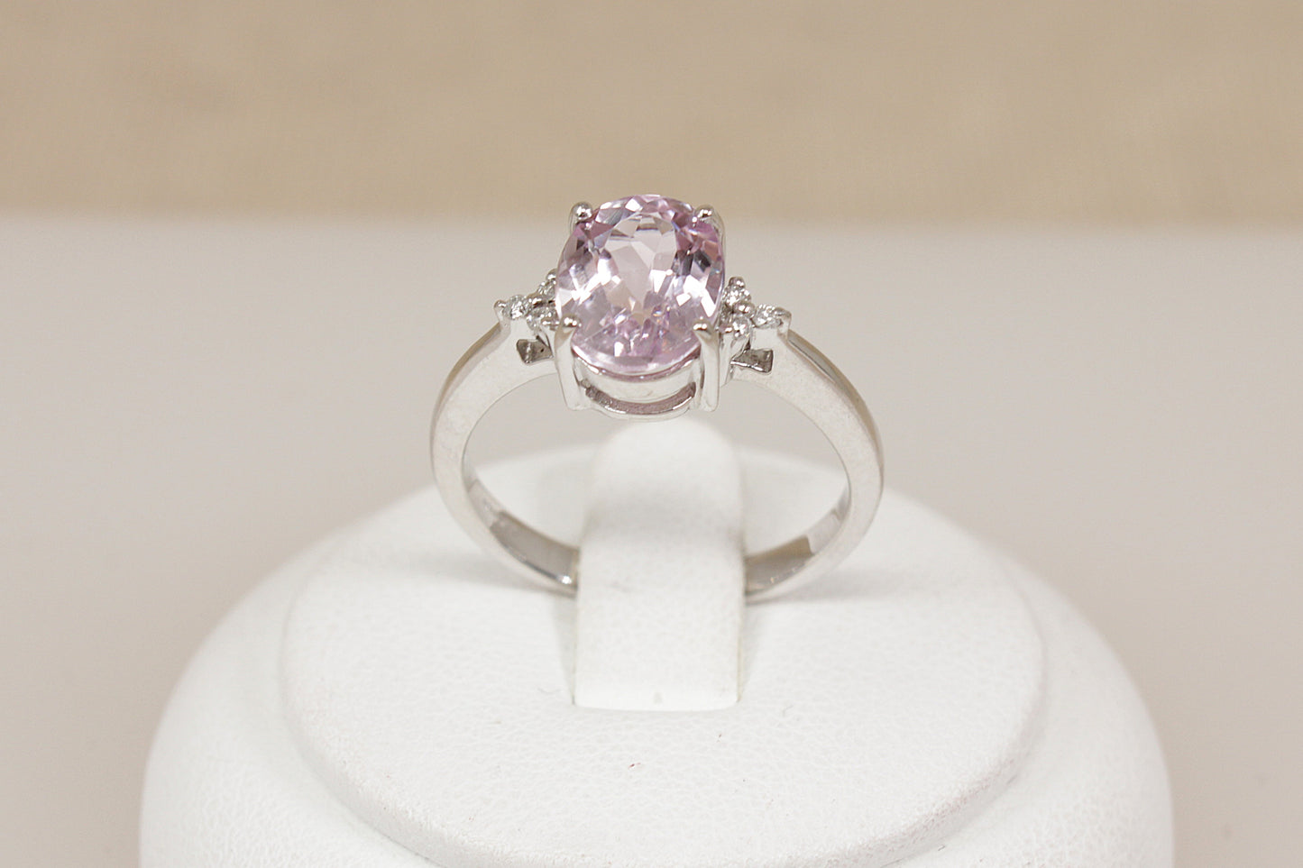 Beautiful 18ct White Gold Kunzite & Diamond Ring