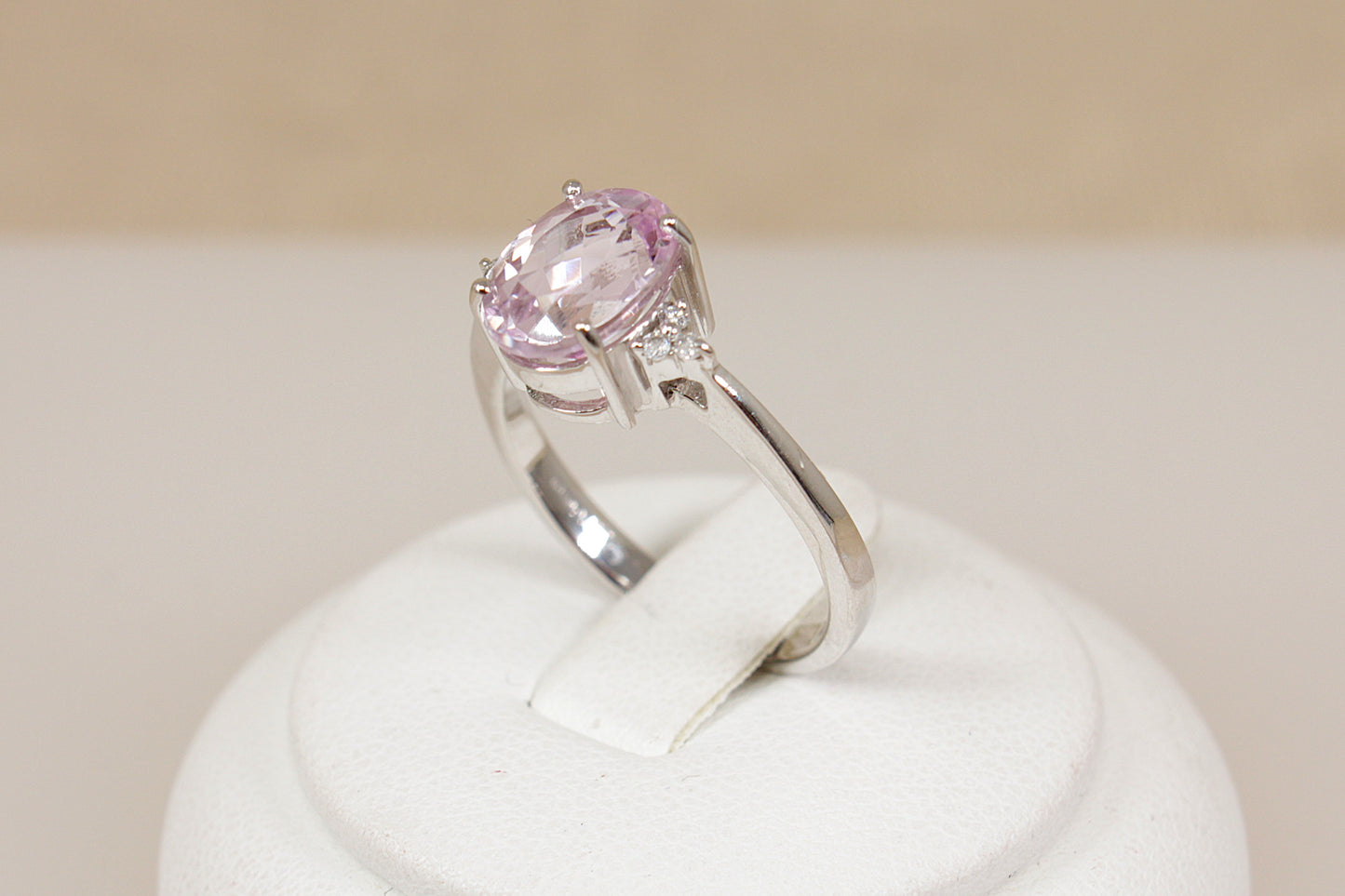 Beautiful 18ct White Gold Kunzite & Diamond Ring