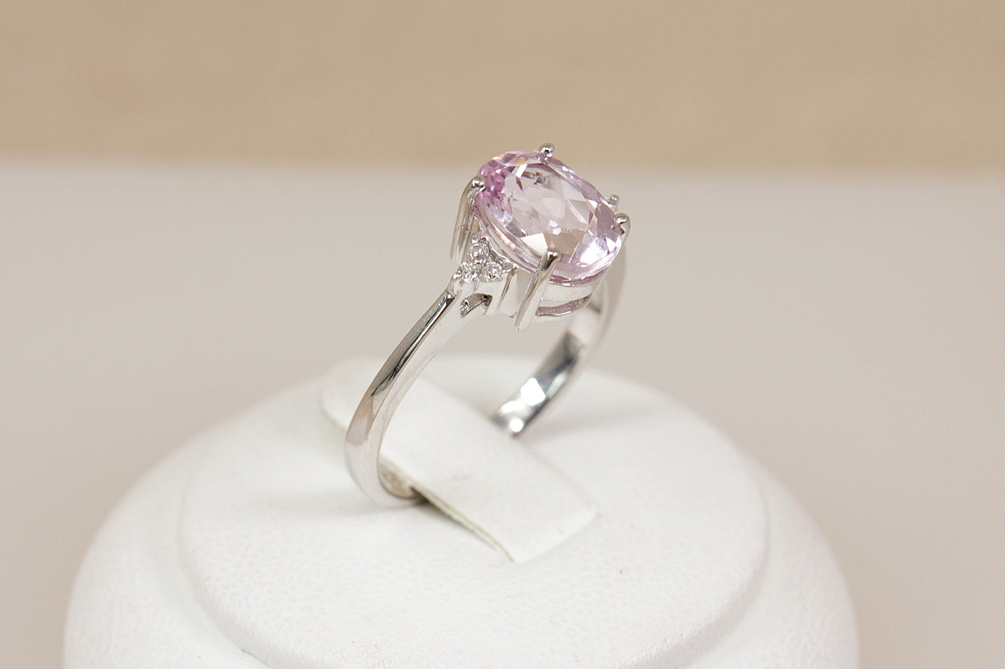 Beautiful 18ct White Gold Kunzite & Diamond Ring