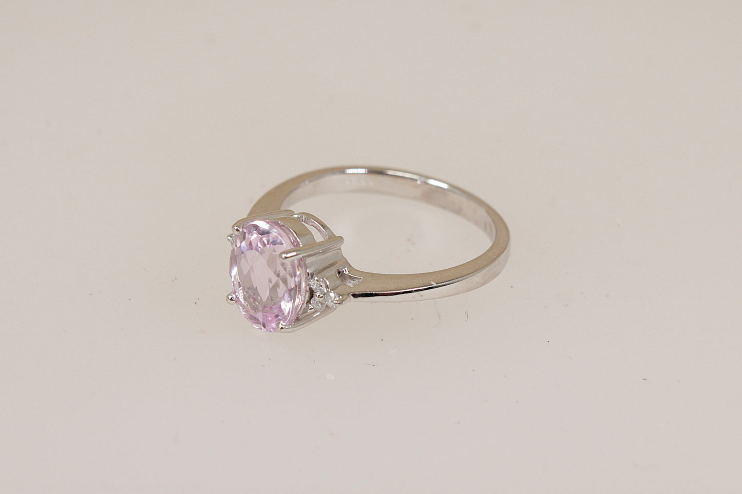 Beautiful 18ct White Gold Kunzite & Diamond Ring