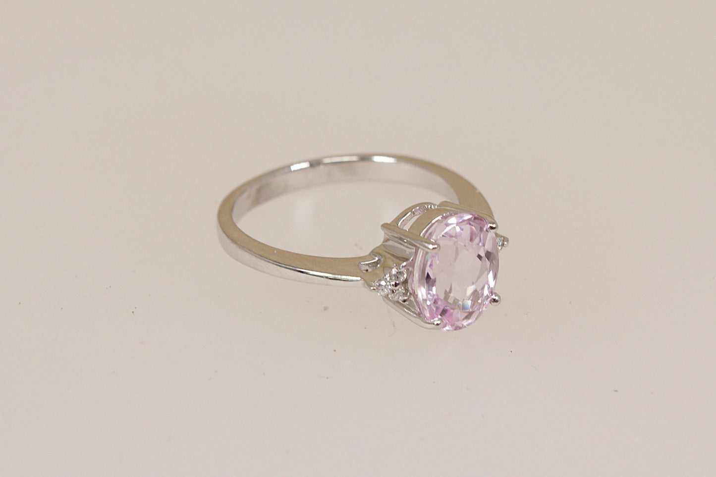 Beautiful 18ct White Gold Kunzite & Diamond Ring