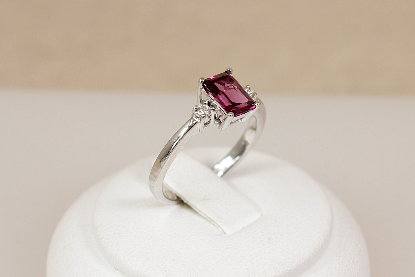Elegant 18ct White Gold Rhodolite Garnet & Diamond Ring