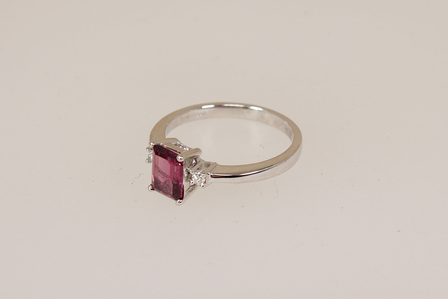Elegant 18ct White Gold Rhodolite Garnet & Diamond Ring