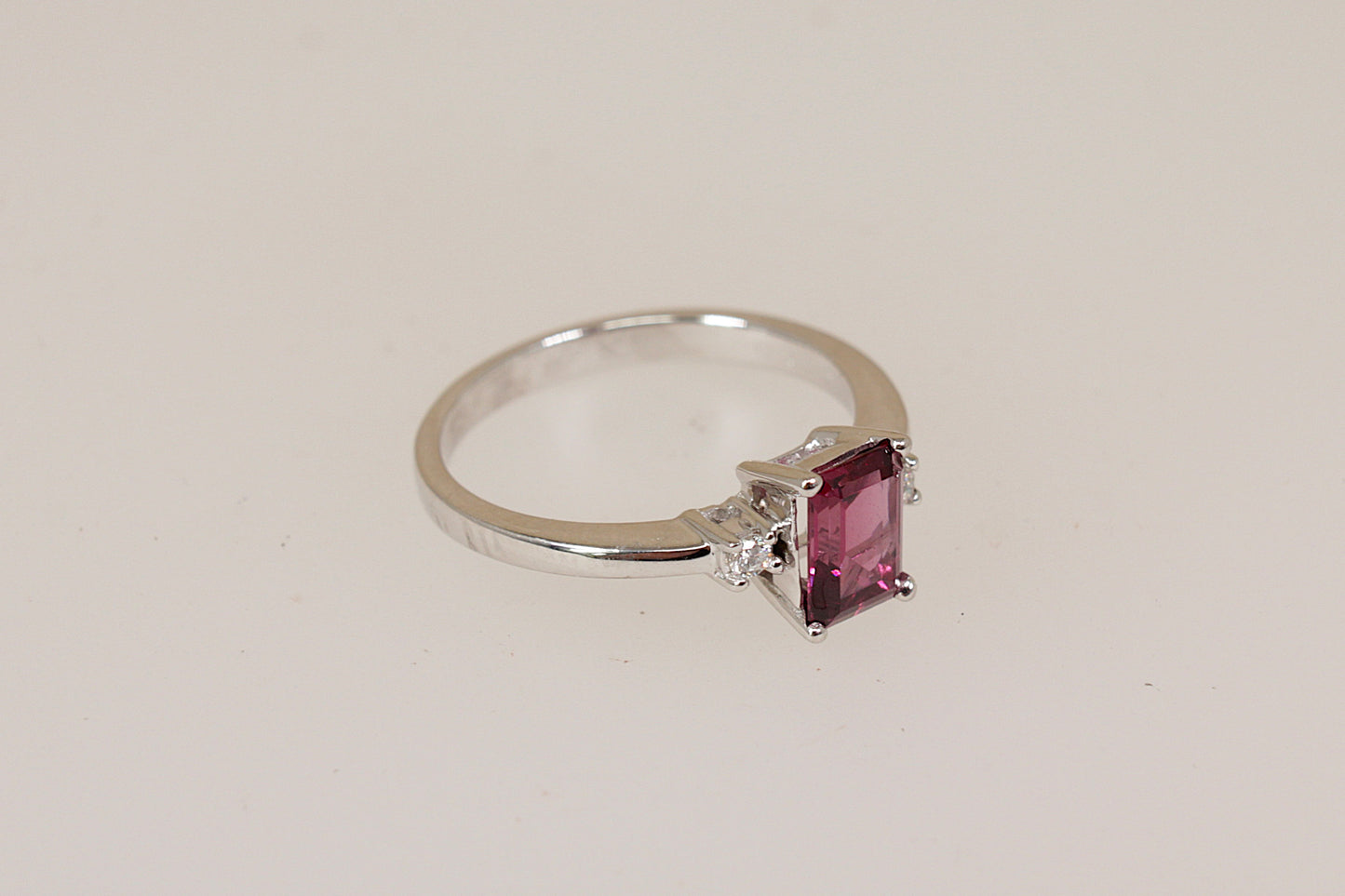 Elegant 18ct White Gold Rhodolite Garnet & Diamond Ring