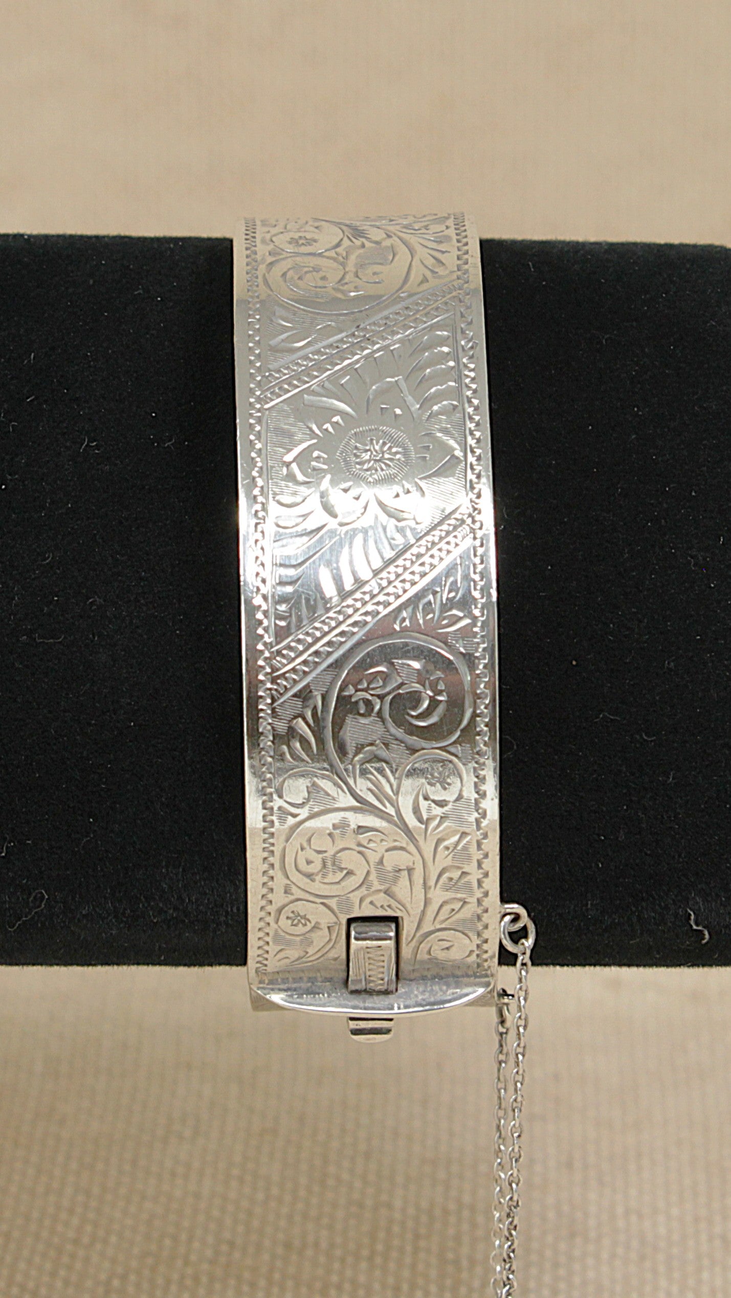 Bracciale rigido in argento 5207