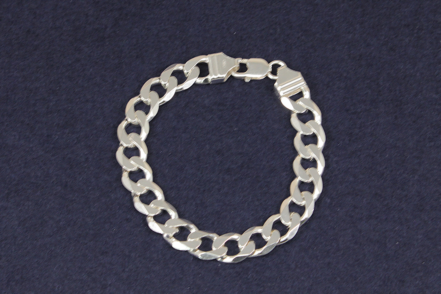Gents Ladies Unisex Silver curb link chain bracelet on a dark blue background